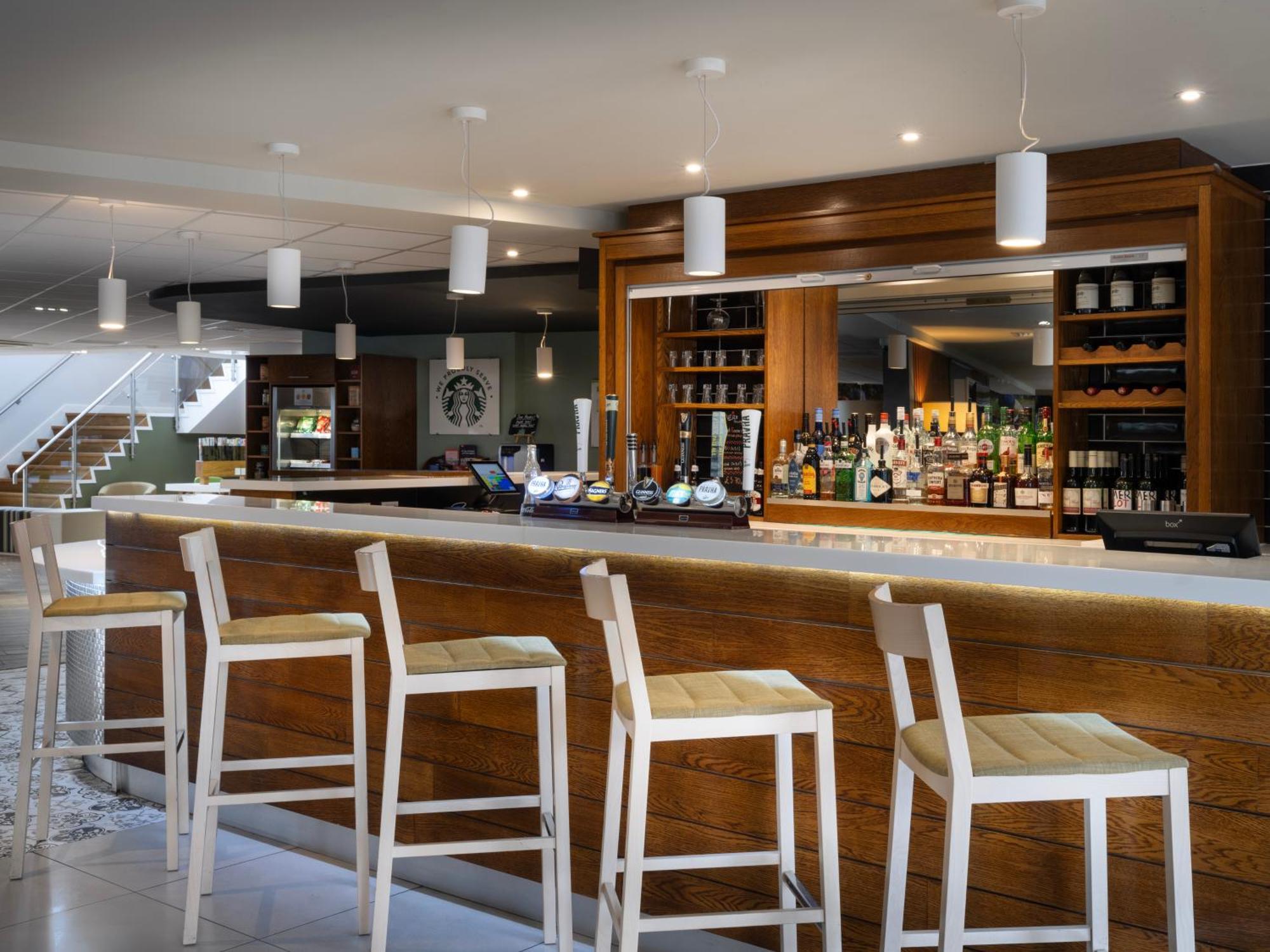 亨廷登赛马场假日酒店 外观 照片